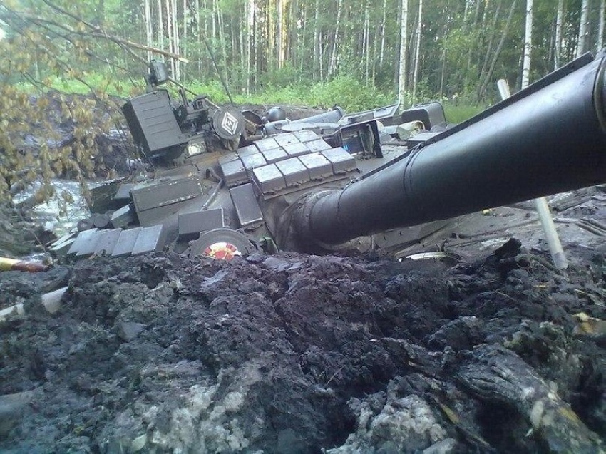 Танк утонул. Танк т 80 в грязи. Грязный танк т72. Т 72 В болоте. Танк т80 танки грязи не боятся.
