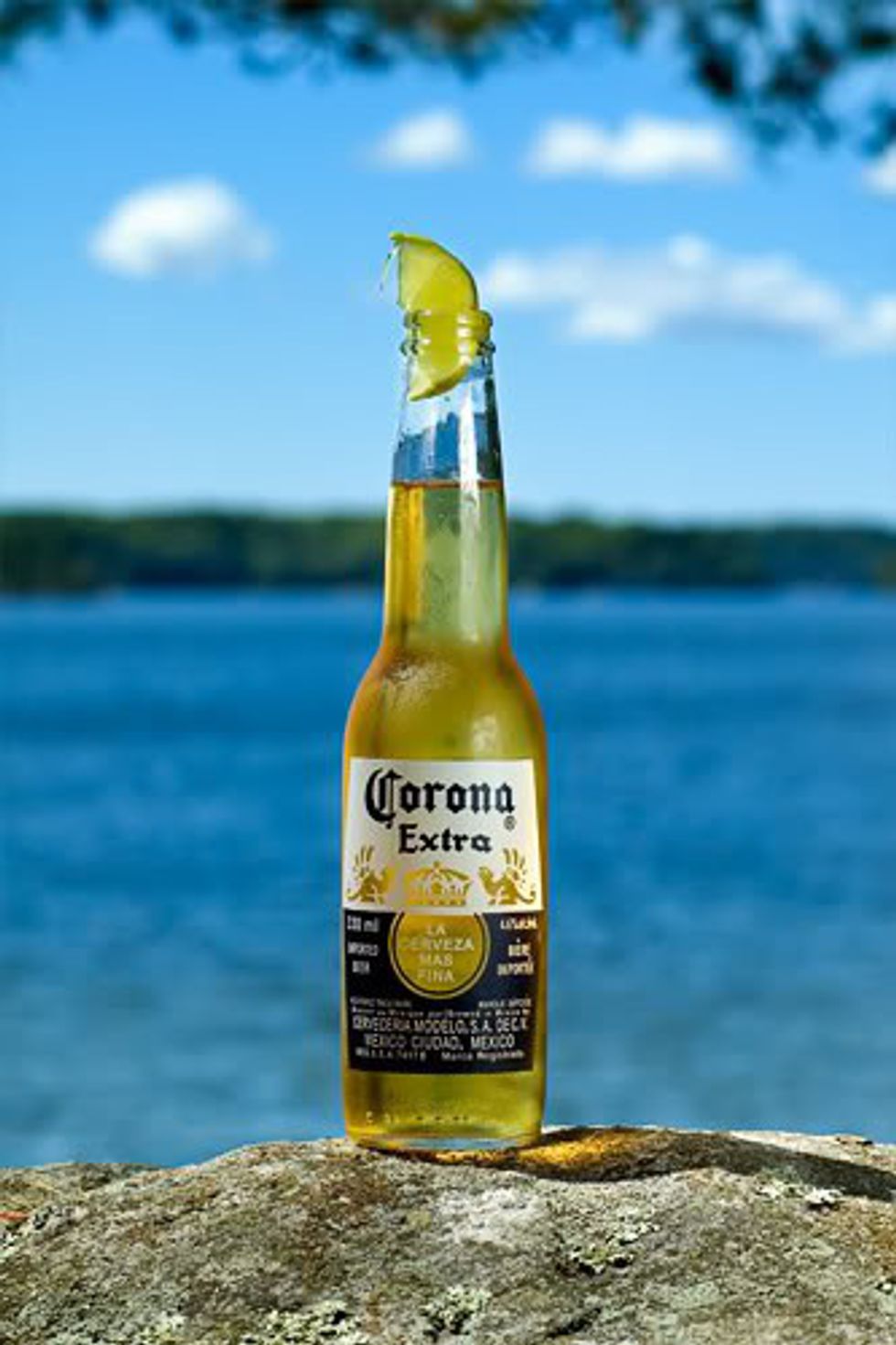 Как пить пиво корона. Corona Extra с лаймом. Сибирская корона Экстра пиво. Corona Extra с лимоном. Пиво корона Экстра с лаймом.