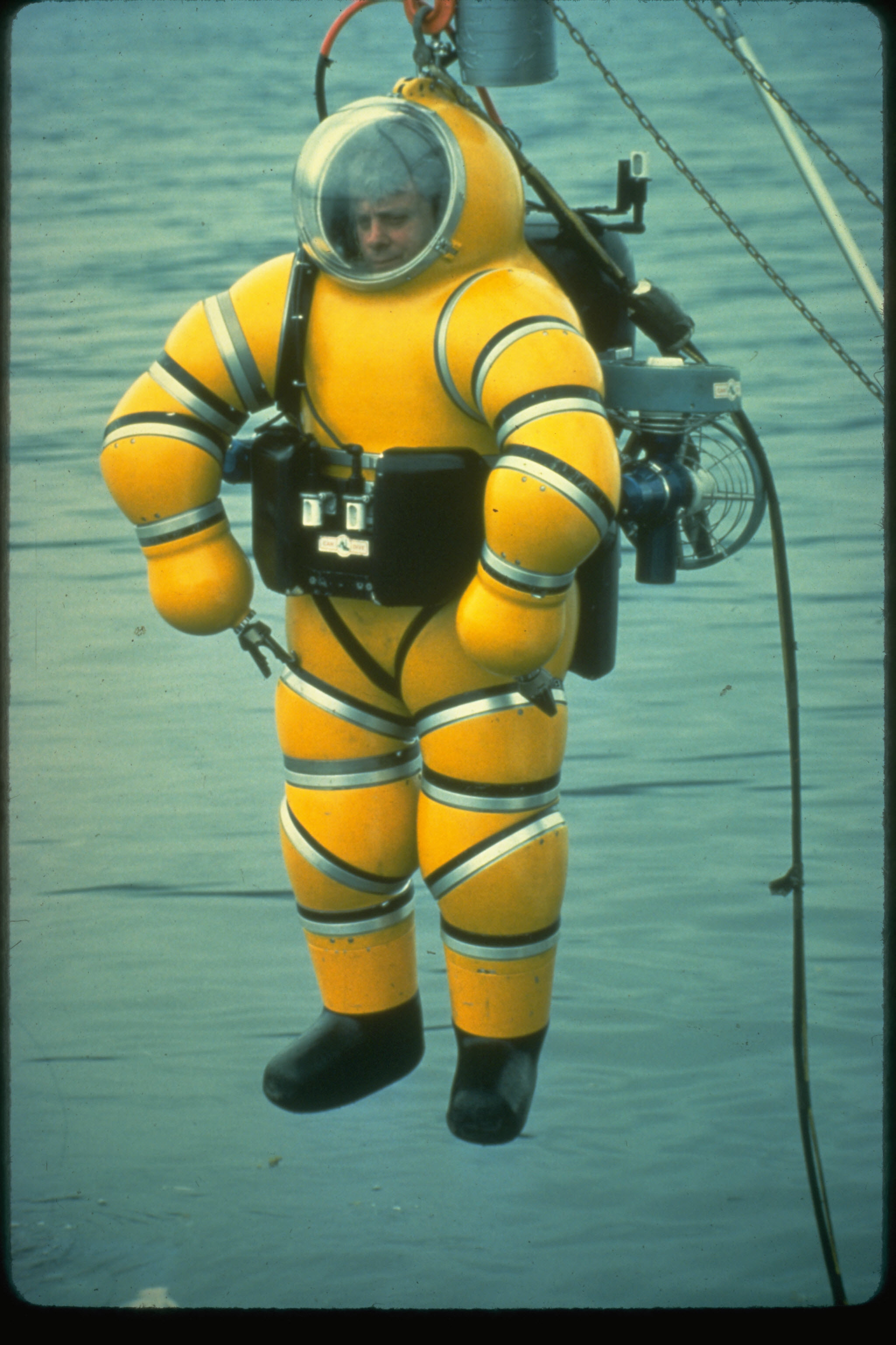 Скафандр погружение. Скафандр Батискаф. Нормобарический водолазный скафандр. Водолазный костюм ГКС. Акваланг Батискаф.
