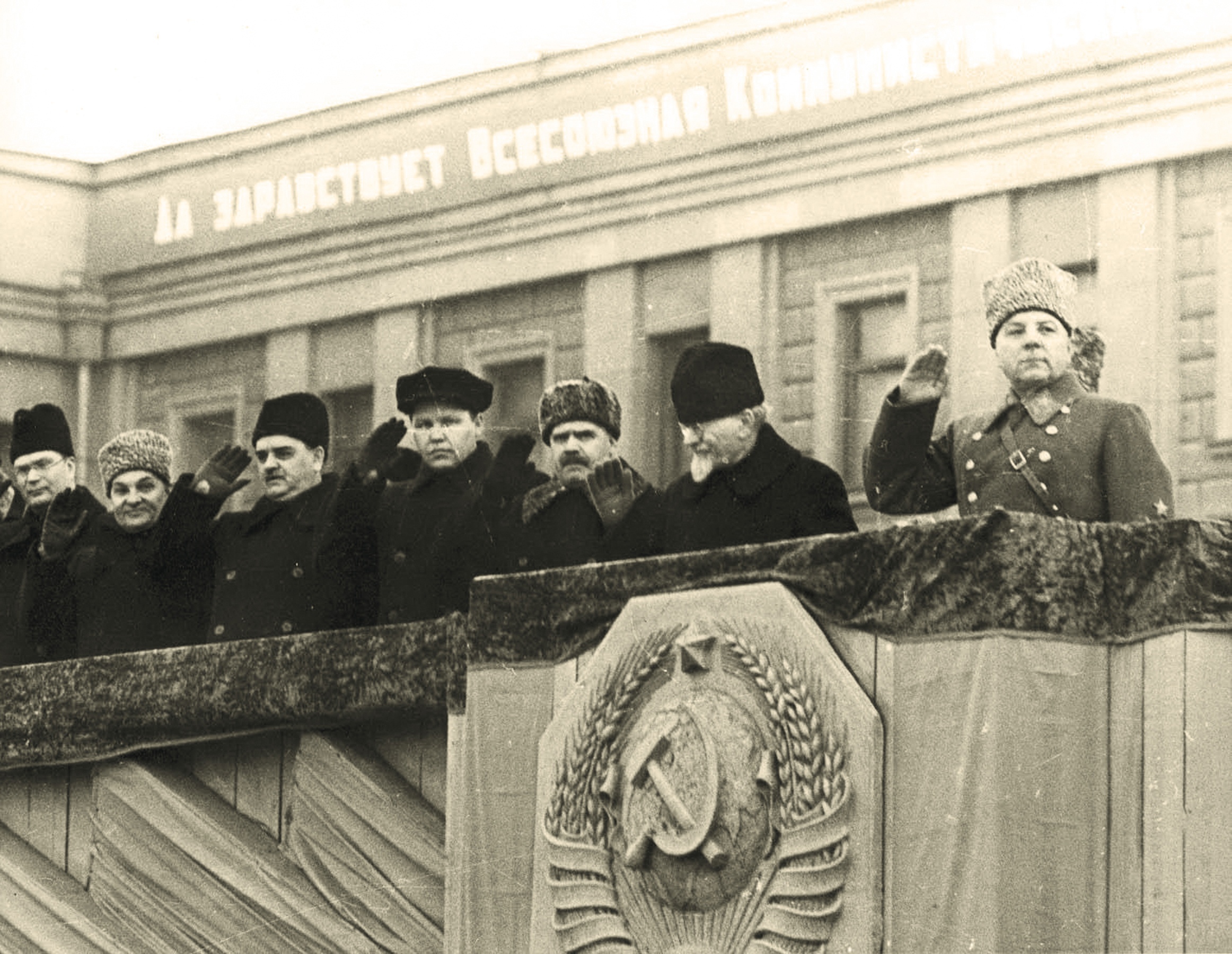 Н в куйбышев. Парад 7 ноября 1941 года в Куйбышеве. Ворошилов Калинин парад 7 ноября 1941. Парад в Куйбышеве 7 ноября 1941 года фото. Куйбышев 1941 год.