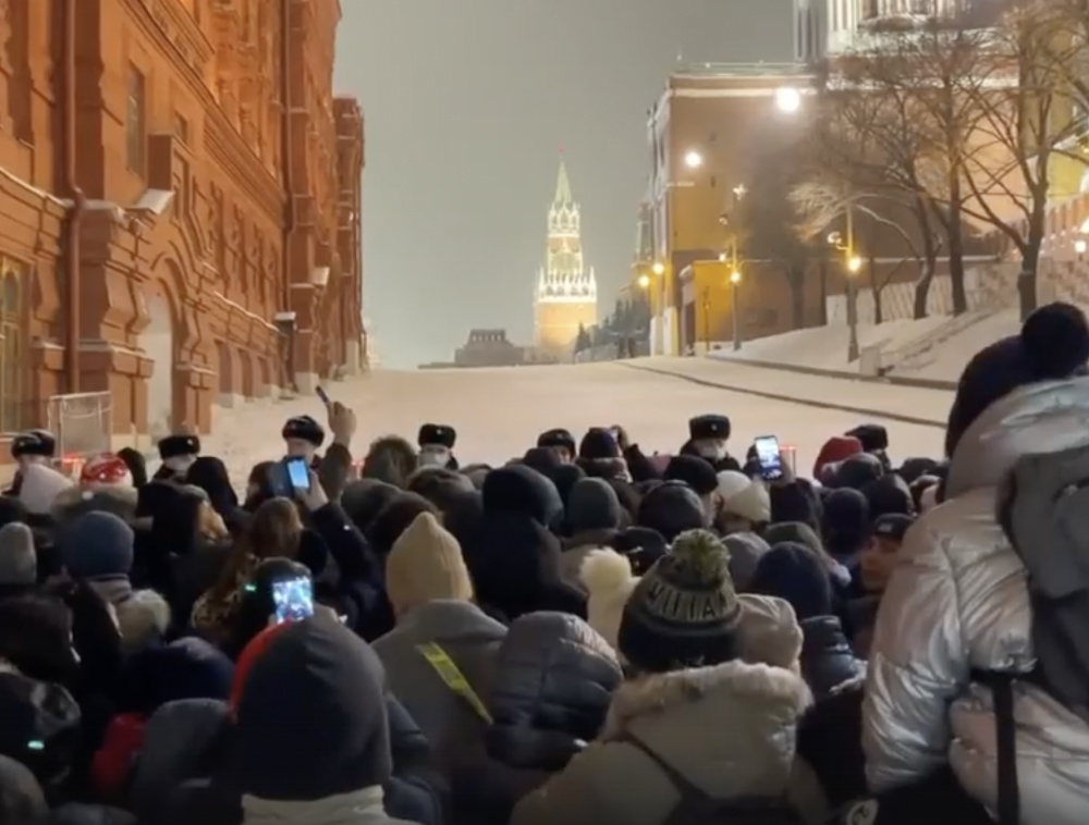 31 декабря видео. Красная площадь новый год 2022 мигранты. Красная площадь новый год 2022. Толпа на красной площади. Красная площадь Москва новый год.