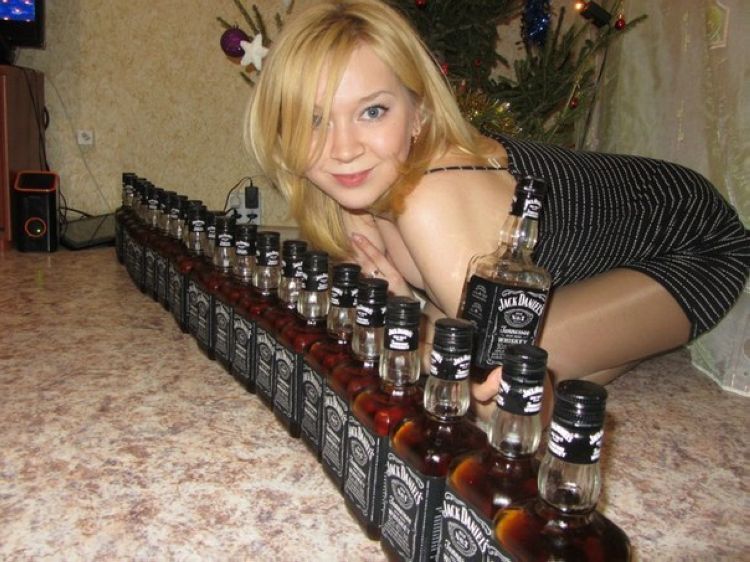 Видео домашние русских телок. Телки из социальных сетей. Пьющие женщины из социальных сетей. Пьяные девушки в соцсетях.